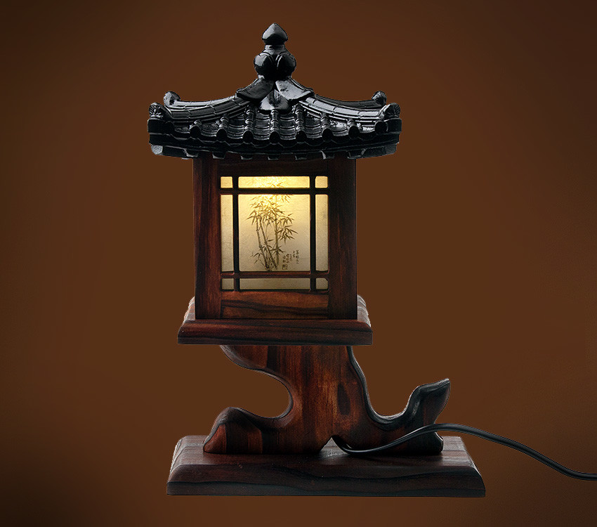 [텍스트: 식별 불가 한자 서명] 짙은 목재와 흑색 기와 지붕으로 구성된 미니 좌등, 반투명 조명창 위 대나무 사군자 문양과 격자 창살이 어우러진 전통 조형미 연출