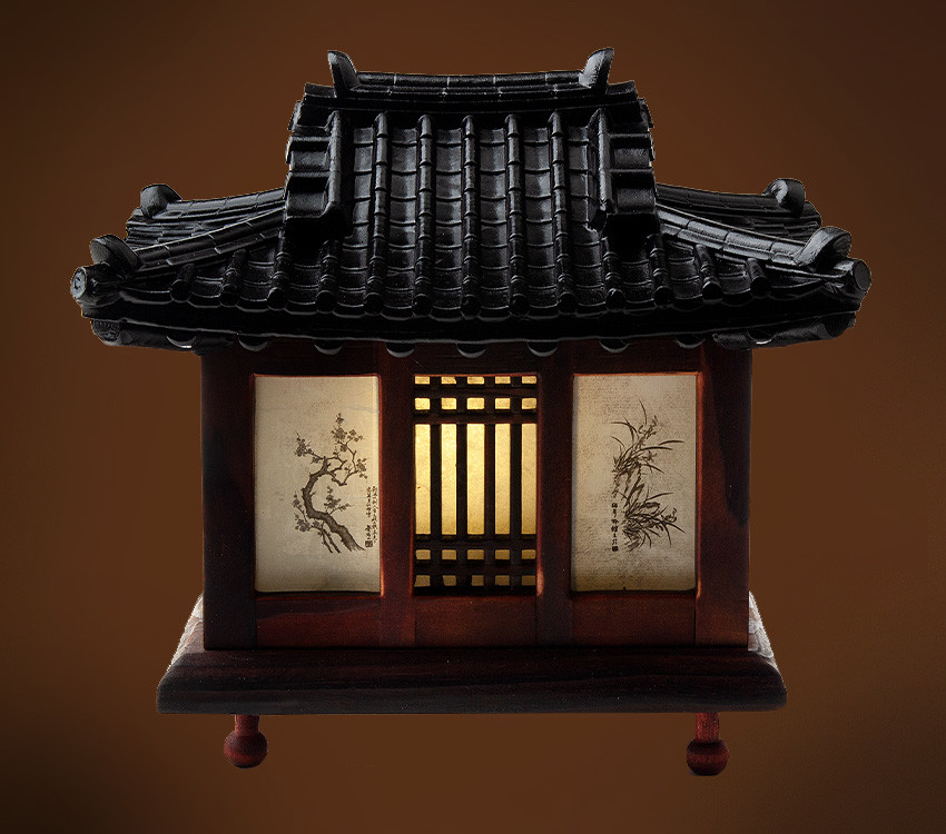 작은좌등-기와집 목재 기와집 형태 좌등, 흑색 기와 지붕과 붉은 갈색 나무 구조, 창호지 패널에 매화·대나무 수묵화와 한자 필서 장식, 내부 은은한 조명 효과의 전통 조명 소품