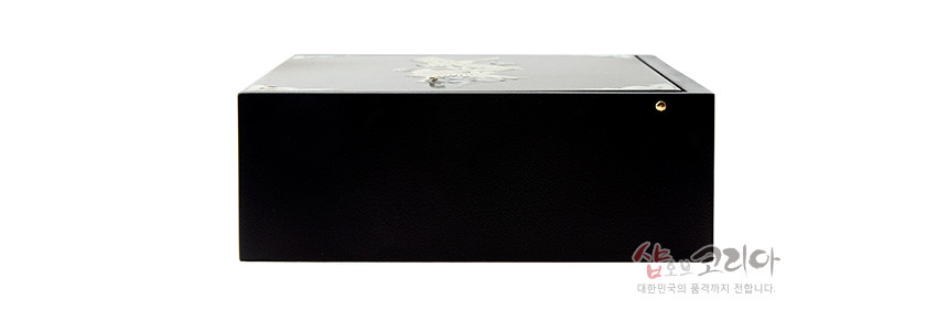 [텍스트: 샵오브코리아 대한민국의 품격까지 전합니다.] 검은 옻칠 직사각형 메모함 측면, 상단에 자개 상감 매화·새 문양 장식, 모서리 금속 장식 포인트 디자인