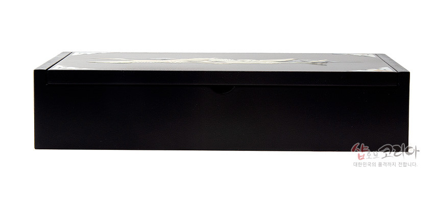 [텍스트: 샵오브코리아 대한민국의 품격까지 전합니다.] 검은 옻칠 직사각형 상자 전면, 상단 자개 상감 매화와 새 문양 장식의 나전칠기 메모함 정면 모습
