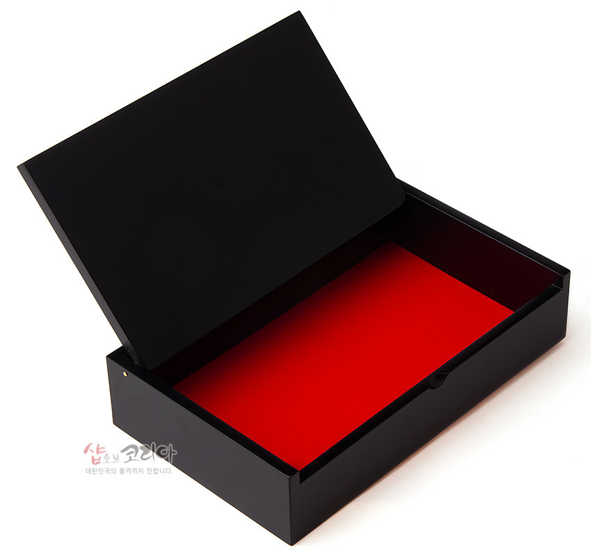 [텍스트: 샵오브코리아 대한민국의 품격까지 전합니다.] 검은 옻칠 외관과 붉은 내부 바닥이 대비되는 직사각형 나전칠기 메모함 이미지 설명