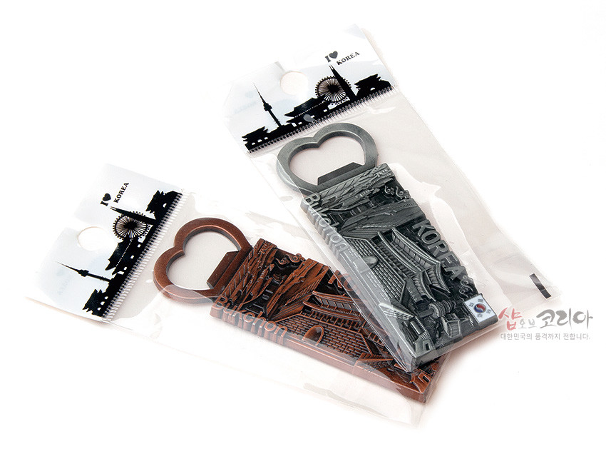 [텍스트: I ♥ KOREA, BUKCHON, KOREA] 금속 재질 하트형 오프너에 북촌 한옥마을과 성곽을 입체 부조로 표현하고 실버·브론즈 투톤 색감을 살린 자석형 디자인