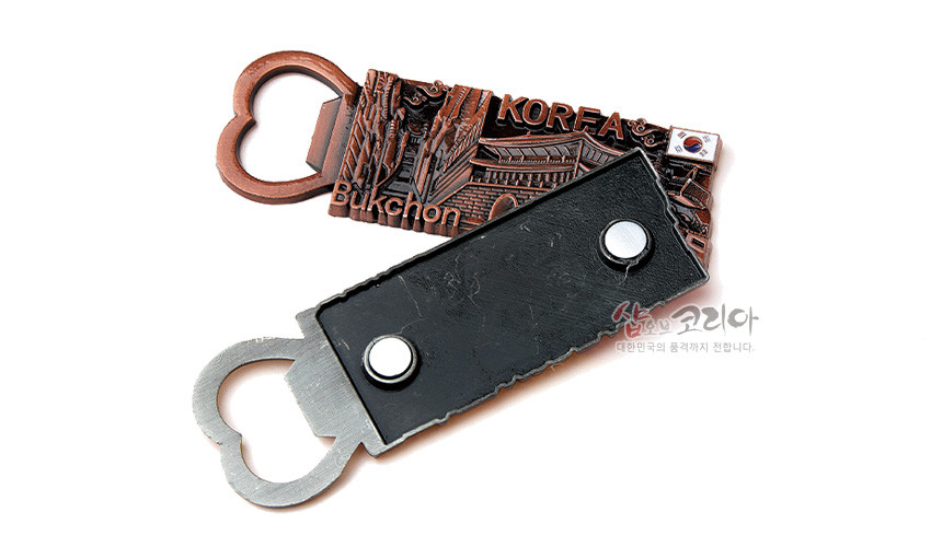 [텍스트: KOREA Bukchon] 금속 재질 하트형 오프너와 자석 뒷면 구성, 입체 부조 기법으로 표현된 북촌 한옥과 기와지붕, 태극기 포인트 장식 모습