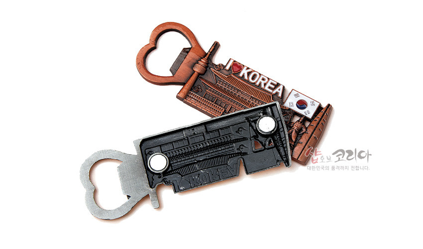 [텍스트: I❤KOREA, KOREA] 금속 재질 하트형 오프너와 전통궁궐·N서울타워 양각 문양, 태극기와 자석 결합된 메모자석 디자인