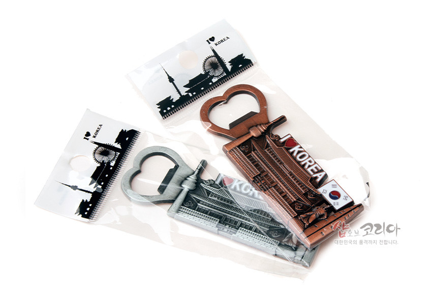 [텍스트: I ❤ KOREA, KOREA] 금속 재질 하트형 병따개 겸 자석, 전통 궁궐과 서울 타워 양각 문양, 은색·동색 대비와 태극기 장식 디자인