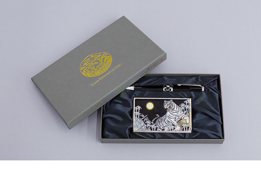 [텍스트: Korean Traditional Art Craft] 자개 상감 기법의 백호·대나무·달 문양 금속 명함케이스와 흑색 금속 볼펜이 실크 안감 케이스에 담긴 구성