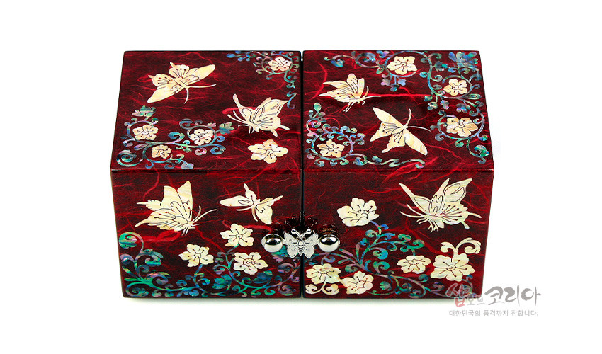 [텍스트: 샵코리아 대한민국의 품격까지 전합니다.] 적색 옻칠 바탕 위 자개 상감으로 표현된 나비와 당초문, 화문이 화려하게 배치된 쌍합 보석함 이미지