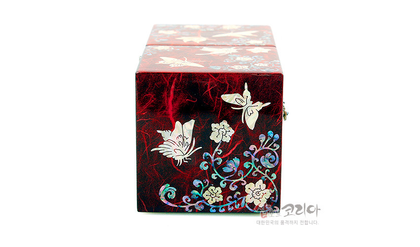 [텍스트: 샵오브코리아 대한민국의 품격까지 전합니다.] 붉은 옻칠 바탕 위 자개 상감으로 표현된 나비와 당초 화문 장식 쌍합 측면 이미지