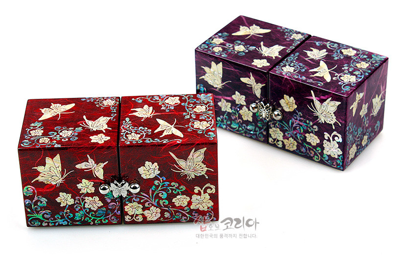[텍스트: 샵오브코리아 대한민국의 품격까지 전합니다] 자색·적색 옻칠 한지 바탕 위 자개 상감, 당초넝쿨과 나비·매화 문양이 화려하게 장식된 사각 쌍합 보석함 구성