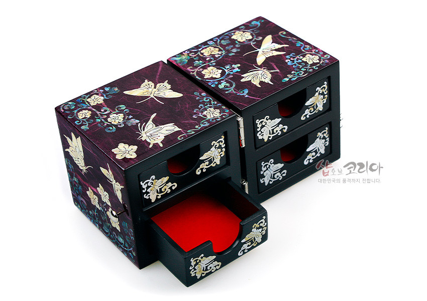 [텍스트: 샵오브코리아 대한민국의 품격까지 전합니다.] 자색 옻칠 한지 바탕에 자개 상감으로 당초넝쿨과 나비 문양을 정교하게 넣고, 내부는 선명한 적색으로 마감한 사각 쌍합 보석함 이미지 설명