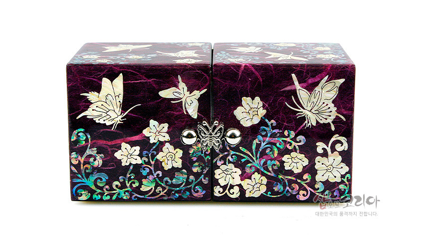 [텍스트: 샵오브코리아 대한민국의 품격까지 전합니다] 자색 옻칠 한지 바탕 위 자개 상감으로 당초넝쿨과 나비, 꽃 문양을 장식한 양문형 쌍합 보석함 이미지 설명