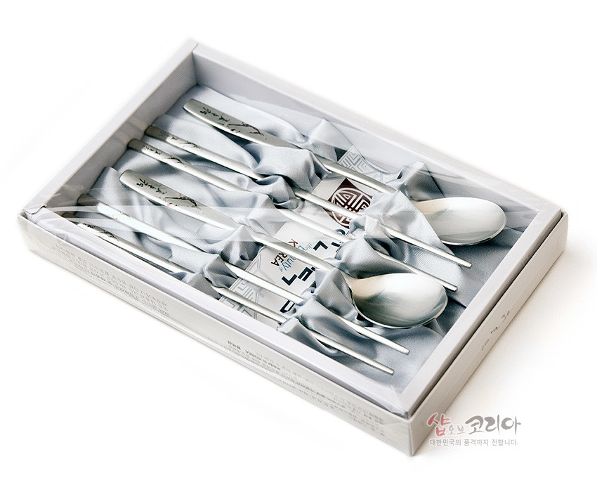 [텍스트: 샵오브코리아] 무광 스테인리스 수저와 젓가락 세트, 손잡이에 소나무 설경 문양과 한글 서체, 전통 문양 장식 패턴의 조화로운 디자인 구성