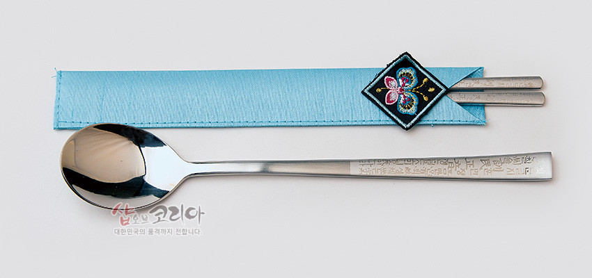 [텍스트: 샵오브코리아 대한민국의 품격까지 전합니다] 스테인리스 수저에 훈민정음 글자 음각된 금속 수저, 하늘색 비단 수저집과 자수 나비 문양 장식의 조화로운 구성
