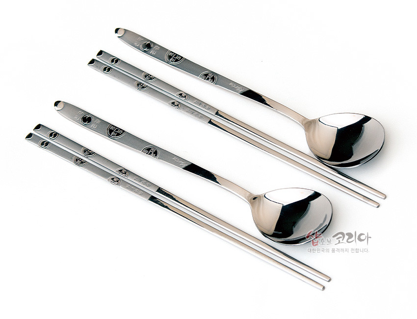 [텍스트: KOREA, 한국관광] 은색 스테인리스 재질, 손잡이에 엽전 문양과 한글을 양각으로 새긴 한국식 숟가락·젓가락 2인 세트 이미지 설명