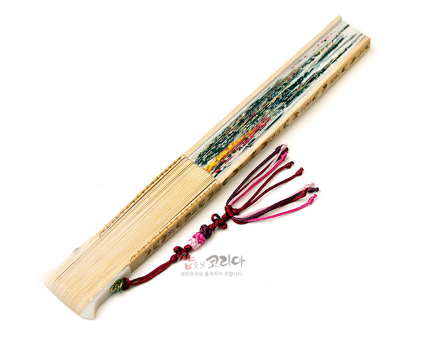 [텍스트: 샵오브코리아 대한민국의 품격까지 전합니다.] 대나무 살과 한지로 이루어진 합죽선, 가을 단풍 수묵채색 가장자리에 자주·분홍색 실매듭 술 장식이 조화를 이루는 전통 접부채 모습