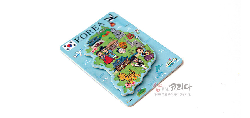 [텍스트: KOREA, East Sea, South Sea] 푸른 바다 배경 위 입체 한국 지도 자석, 전통의상 인물과 호랑이·불국사 등 문화유산 일러스트, 파스텔 톤 색채의 귀여운 마그넷 디자인
