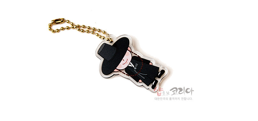 [텍스트: 샵오브코리아 대한민국의 품격까지 전합니다.] 검은 갓과 도포를 입은 저승사자 캐릭터를 인쇄한 아크릴 장식, 금색 금속 볼체인 연결 열쇠고리 이미지 설명