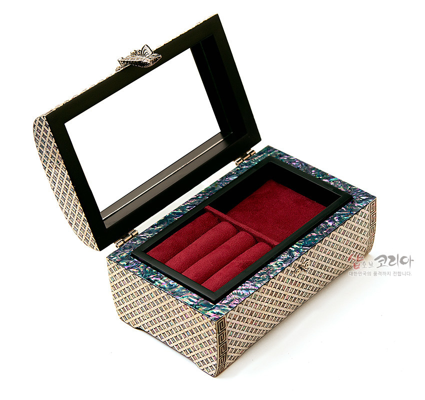 [텍스트: 샵오브코리아 대한민국의 품격까지 전합니다] 자개 상감 격자 전통무늬와 기하학 문양 테두리, 투명 상판과 금속 장식, 붉은 비단 느낌 내장으로 구성된 옻칠 굴림 보석함 이미지 설명