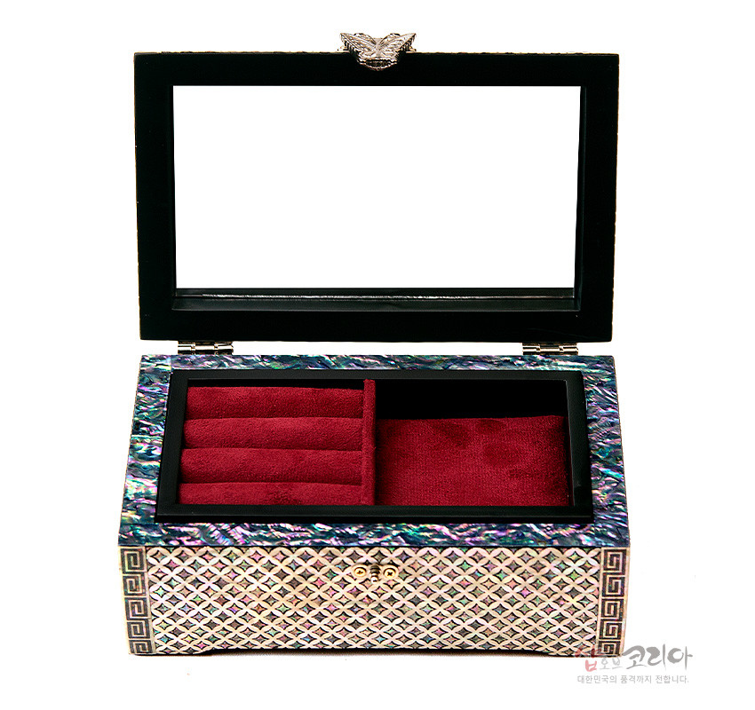 [텍스트: 샵오브코리아 대한민국의 품격까지 전달니다.] 자개 상감으로 촘촘한 격자 전통무늬를 표현하고 가장자리에 기하학 문양을 두른 옻칠 보석함과 붉은 비단 안감 구성