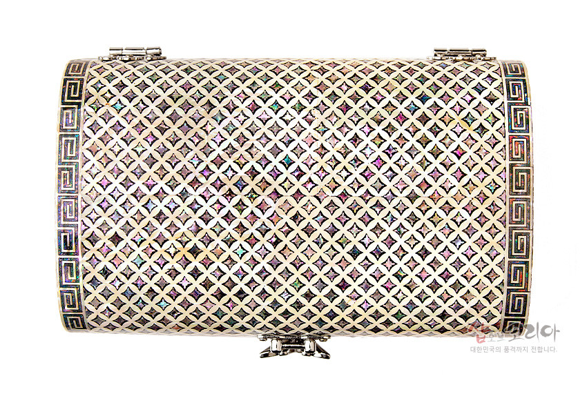[텍스트: 샵오브코리아 대한민국의 품격까지 전달합니다.] 자개 상감 기법으로 빗살 격자 전통무늬를 촘촘히 표현하고, 가장자리에 기하학 자개 문양과 금속 잠금장식을 더한 곡면 옻칠 보석함 이미지 설명