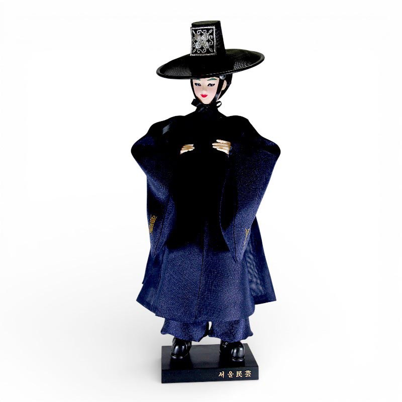 [텍스트: 서울民芸] 짙은 남색 비단 느낌의 한복과 갓, 은색 자수 문양 장식이 돋보이는 전통 저승사자 인형 전면 전신 이미지