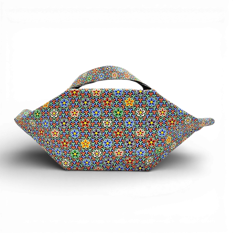 단청에서 차용한 해와 꽃 모티프를 반복 배열한 캔버스 빅백, 붉은색·파랑·노랑·초록 등 오방색의 기하학적 원형 문양이 돋보이는 디자인