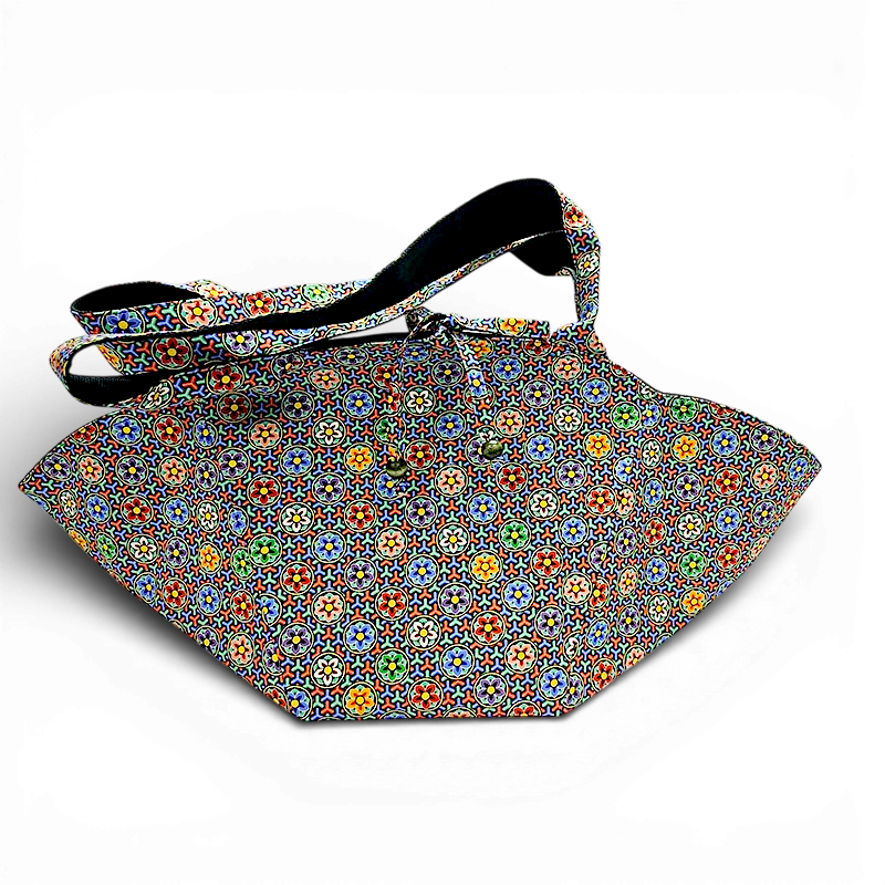 오색 단청 문양 패브릭 소재 빅백, 해와 꽃을 형상화한 원형·십자 패턴의 반복, 붉은색·파란색·초록색·노란색이 조화를 이루는 화려한 색감의 숄더 스트랩 디자인