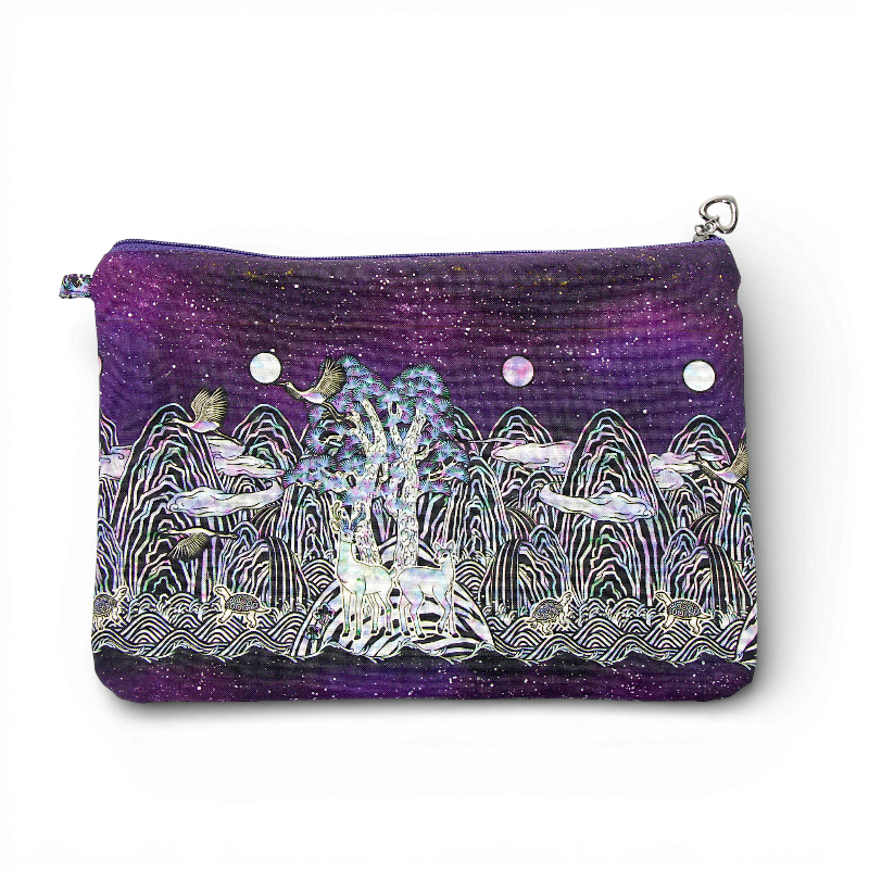 자개 상감 기법으로 표현한 일월오봉도와 십장생 문양의 파우치, 보랏빛 그라데이션 비단 바탕에 산·해·학·사슴과 구름, 별빛이 어우러진 화려한 전통 디자인 파우치형 필통 디자인