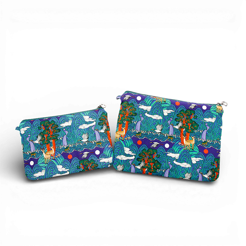 짙은 남색 바탕 천에 일월오봉도와 십장생 문양을 화려한 녹색, 주황, 보라, 흰색으로 인쇄한 지퍼형 파우치, 산수와 해·달·학·사슴 장식 패턴 특징