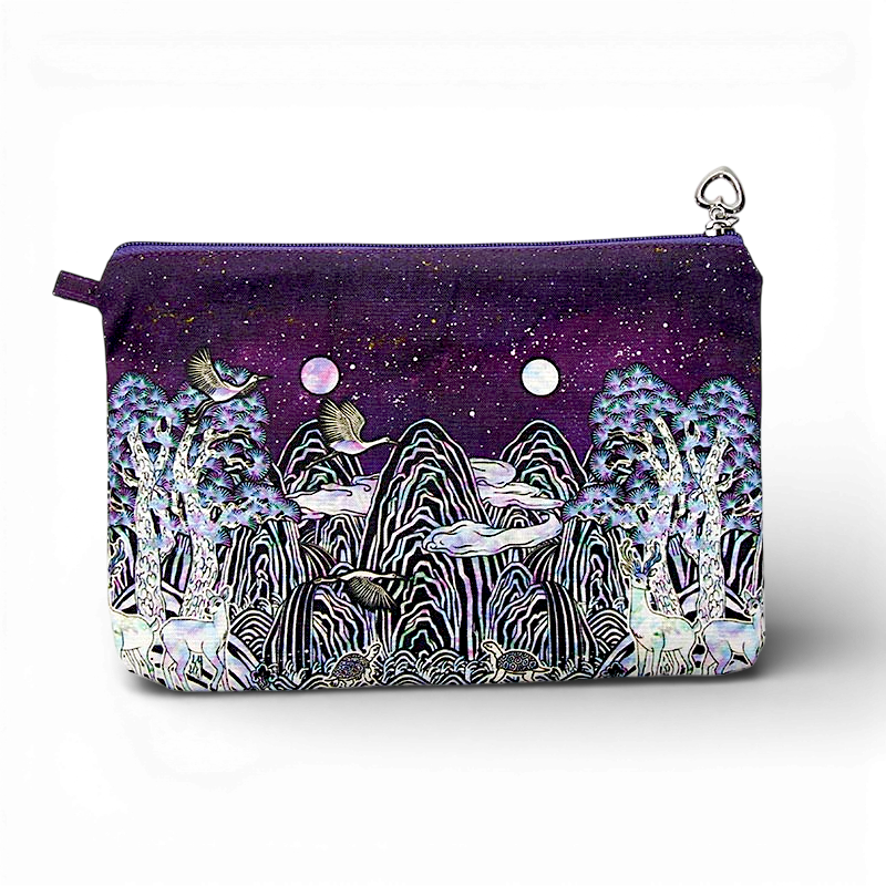 짙은 보라 비단 바탕에 일월오봉도와 십장생을 모티프로 한 자개 느낌의 산수·학·사슴·소나무 문양, 은색 지퍼와 하트 장식 포인트의 파우치 디자인