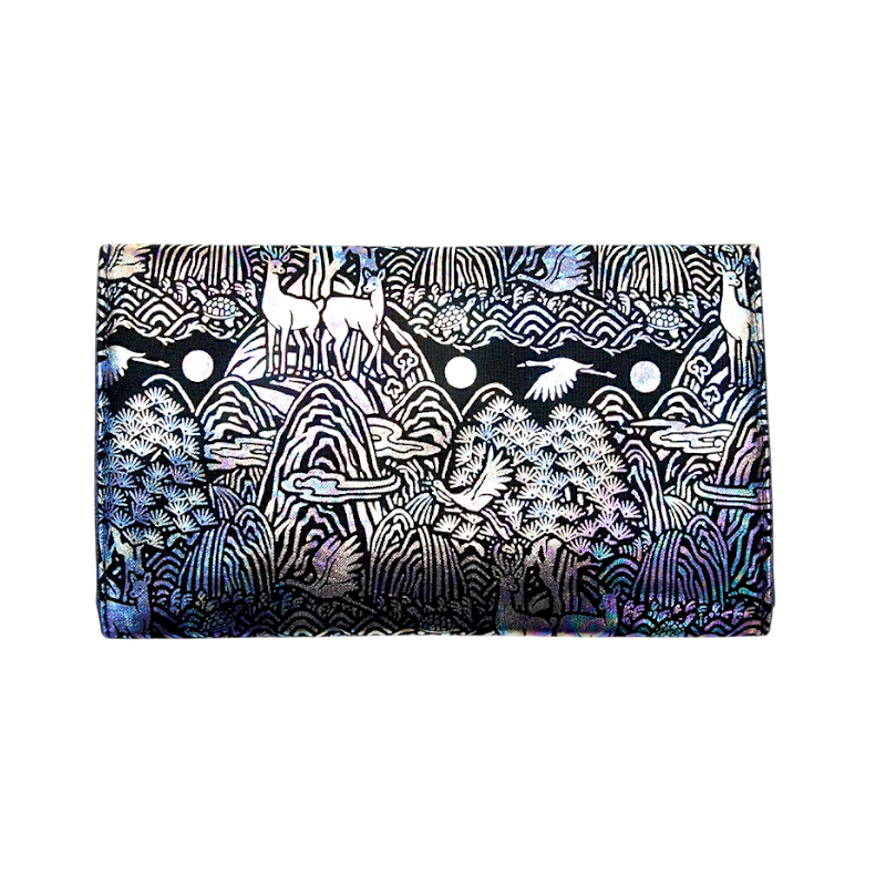 자개 상감 옻칠 기법으로 표현한 은빛 장생도 문양 장지갑, 흑색 바탕에 사슴과 송학, 산수와 해·달이 오로라빛으로 반짝이는 디자인