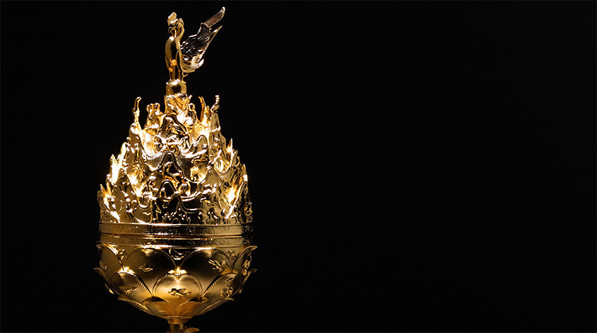 금속 재질의 금빛 도금 처리, 연꽃받침 위 불꽃과 구름, 봉황 조각이 입체적으로 표현된 백제 금동대향로 1/2 축소 재현품 모습