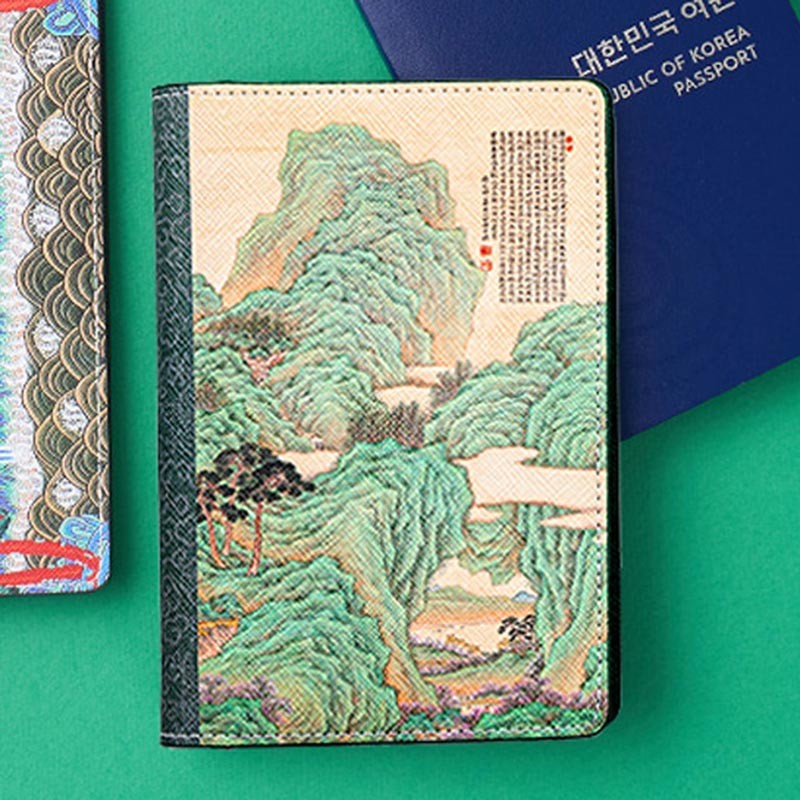 [텍스트: REPUBLIC OF KOREA PASSPORT, 대한민국 여권] 합성가죽 재질에 전통 산수화 도원행주도 문양을 인쇄한 여권지갑, 녹색 계열 산수와 베이지 배경의 조화가 특징인 디자인