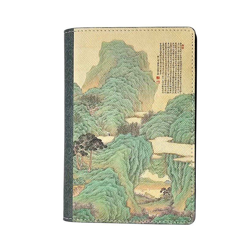 [텍스트: 식별 불가 한자 장문의 인쇄] 합성가죽 재질 위에 전통 산수화 도원행주도 문양을 풀색·베이지 계열로 인쇄한 여권지갑 전면 디자인