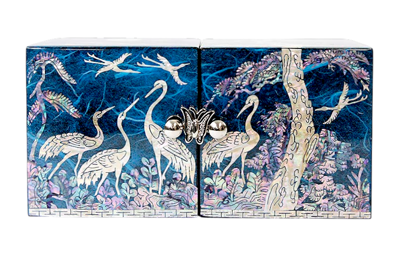 딥블루 한지 바탕 위 자개 상감 기법으로 소나무와 학, 구름과 풀숲을 정교하게 표현한 나전칠기 쌍합 보석함 디자인