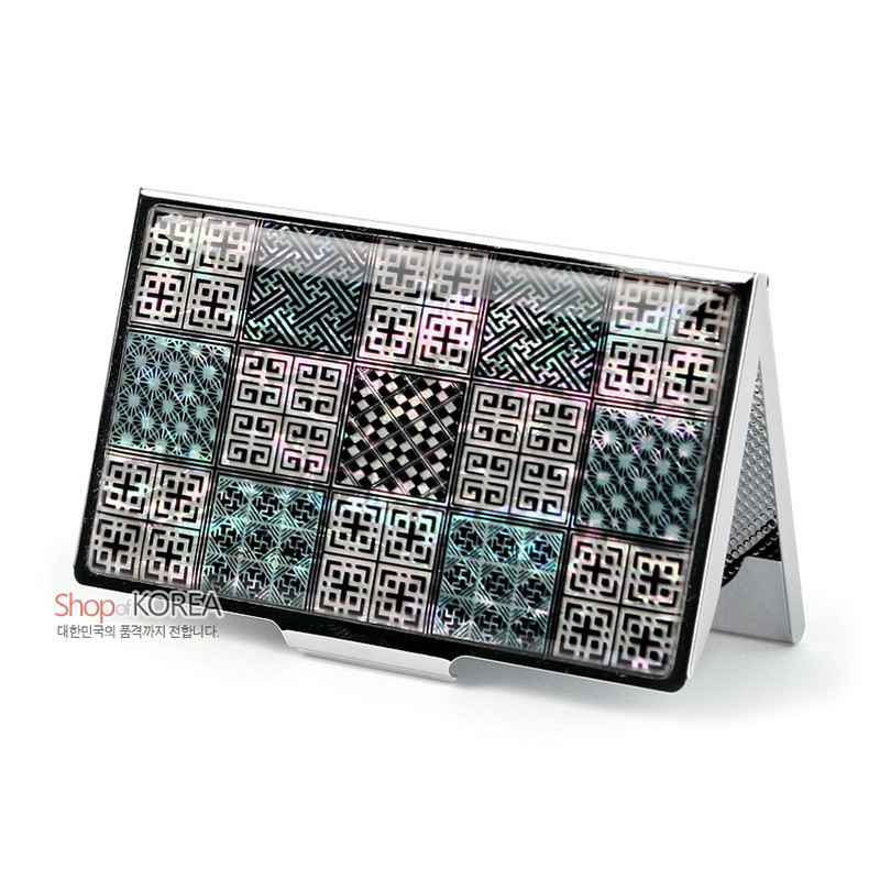 창살무늬 명함집의 측면 각도. 검은 옻칠 위에 은색 자개 격자문이 정교하게 상감되어 있음.