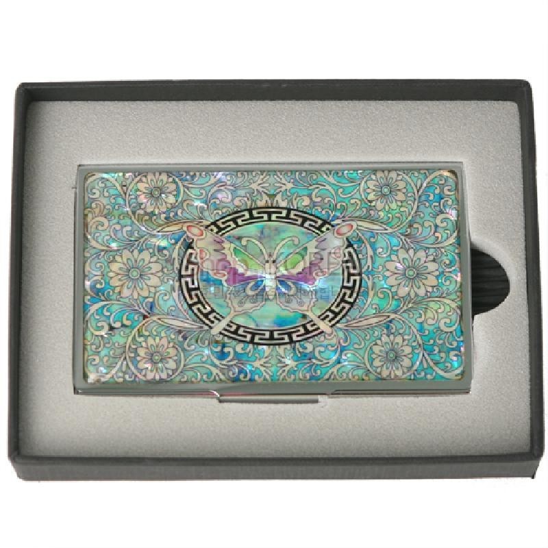 자개 상감 기법으로 표현한 나비와 당초문, 꽃무늬가 옥색 바탕에 어우러진 금속 명함집.