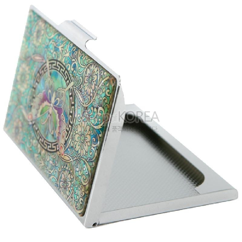 옥색 배경에 나비와 당초문을 자개 상감 기법으로 표현한 금속 명함집.