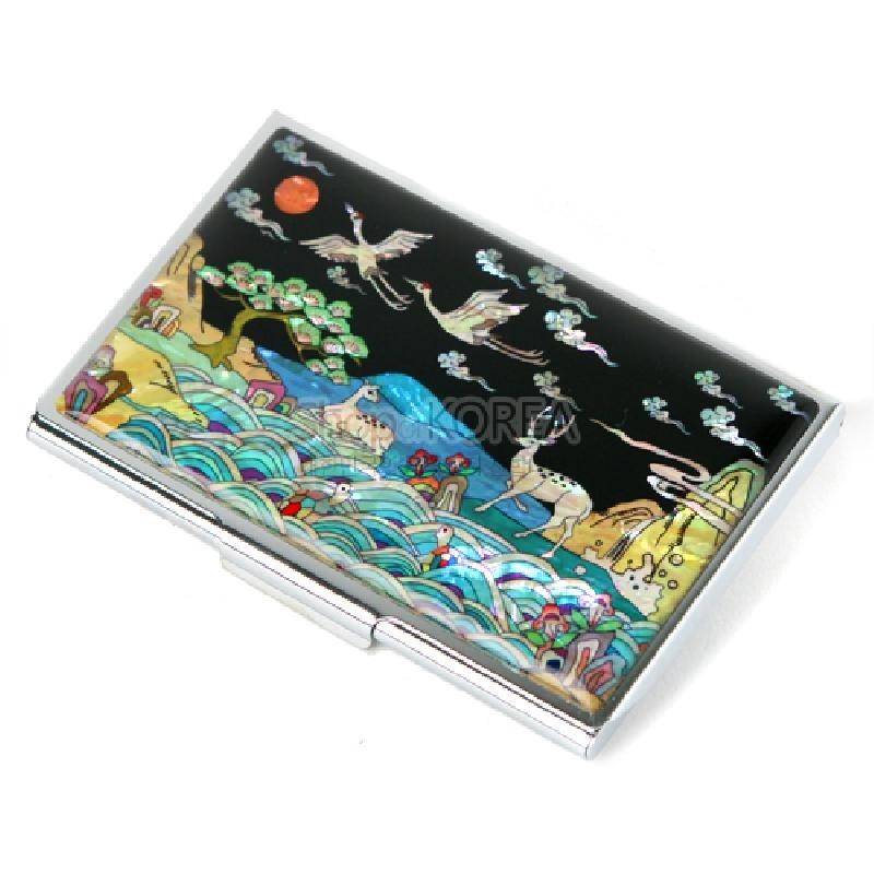 검은 옻칠 바탕에 자개 상감으로 십장생 산수와 학, 사슴, 파도 문양을 화려한 색채로 표현한 금속 명함집.