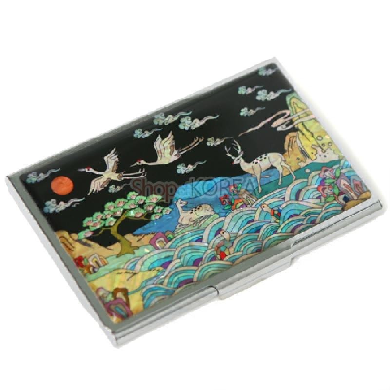 자개 상감 기법으로 학, 사슴, 해, 구름, 소나무, 파도 등 십장생 문양을 표현한 금속 테두리 명함집.