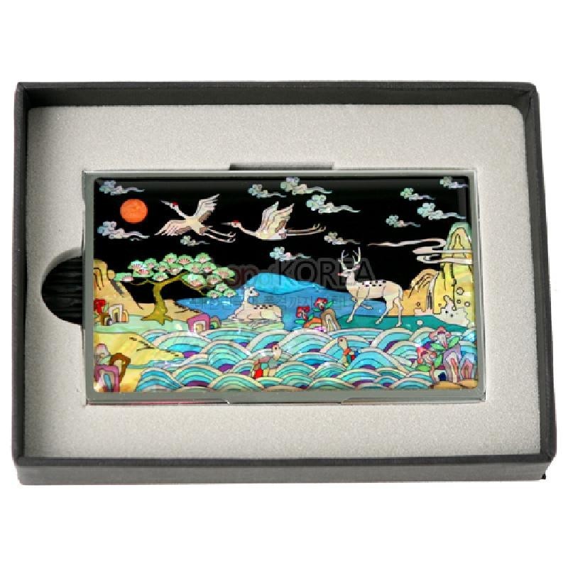 자개 상감 기법으로 학과 사슴, 해와 산수, 파도 등 십장생 문양을 화려한 색채로 표현한 금속 명함집.