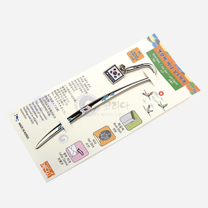 금속 재질에 태극기 문양 에나멜 장식과 청색 구름 무늬 포인트가 들어간 비녀형 책갈피. 금속 재질에 태극기 문양 에나멜 장식과 청색 구름 무늬 포인트가 들어간 비녀형 책갈피.