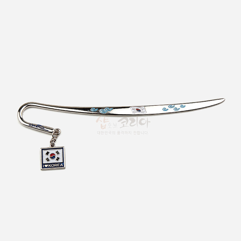 금속 재질의 곡선형 책갈피에 태극기 문양과 청색 전통무늬가 채색된 장식, 태극기 참 장식이 달린 디자인.