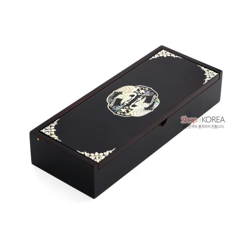 짙은 옻칠 바탕 위에 자개로 쌍학과 모란을 상감한 원형 문양과 모서리 장식이 있는 장방형 나전함.