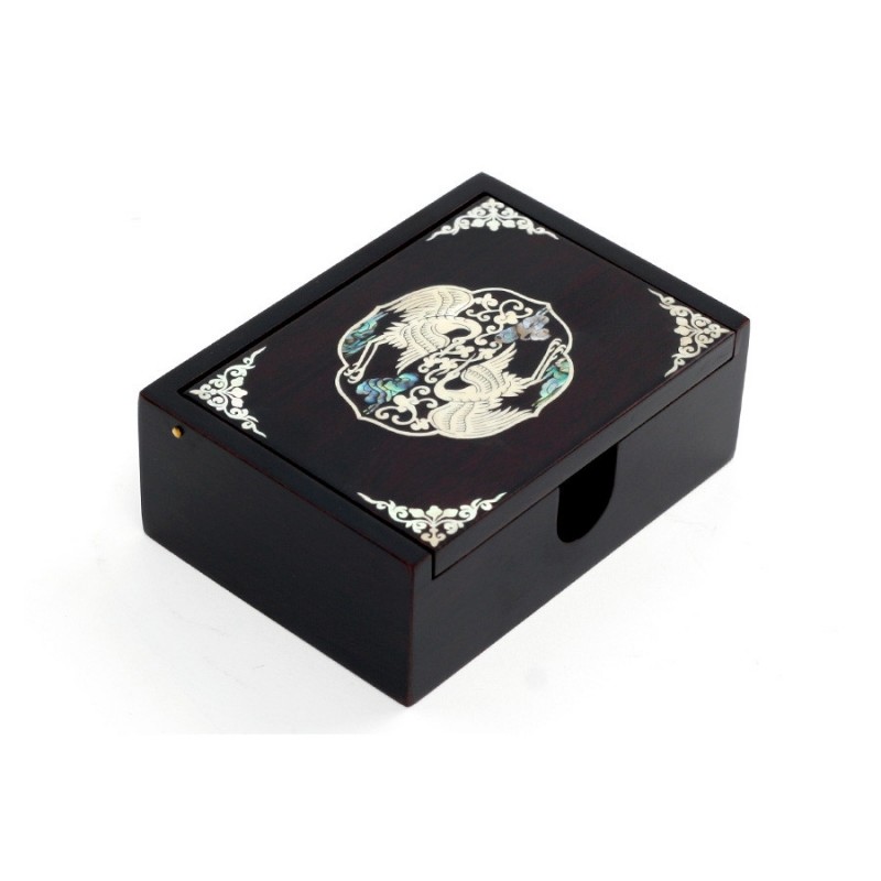 짙은 옻칠 바탕 위에 자개 상감 기법으로 쌍학과 연화문을 장식한 직사각형 목재 보관함.