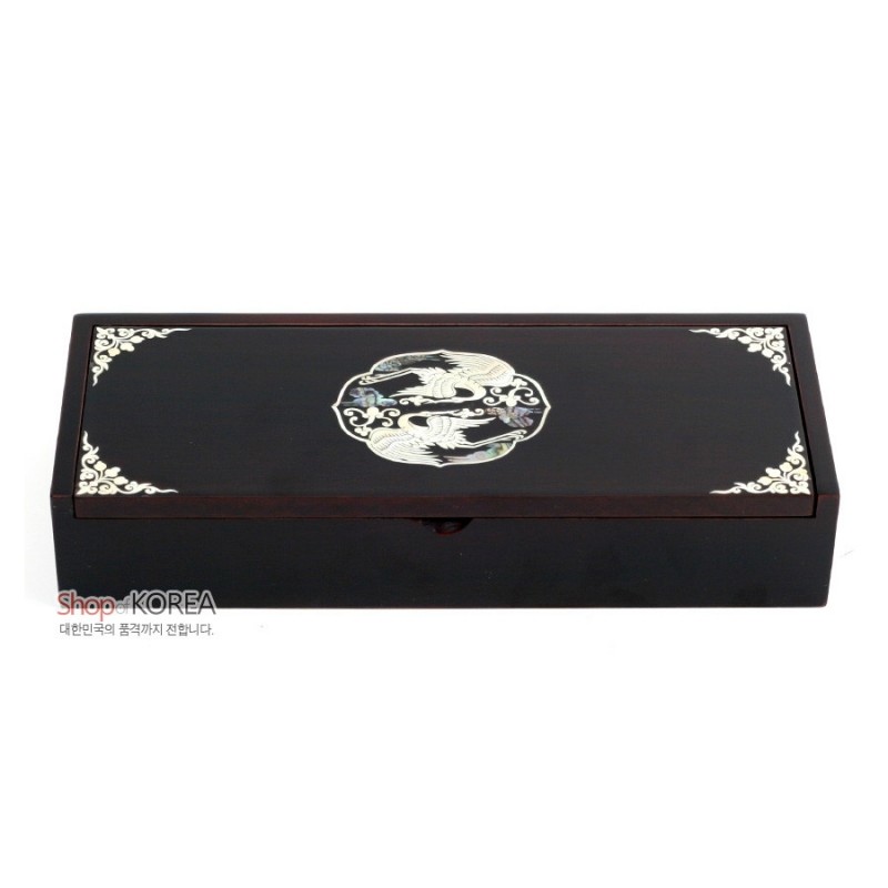 짙은 옻칠 표면 위에 자개 상감 기법으로 쌍학 문양과 모서리 초화무늬를 장식한 직사각형 나무 함.