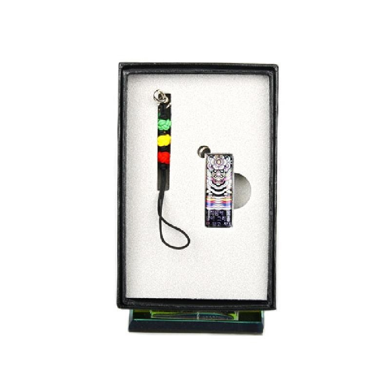 자개 장식을 더한 금속 USB 메모리와 오방색 비단 매듭 스트랩으로 구성된 세트, 단청 문양과 다채로운 색채가 돋보이는 디자인.