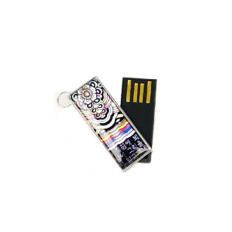 화려한 단청 문양과 여러 색의 곡선 줄무늬가 인쇄된 금속 케이스 USB 메모리.