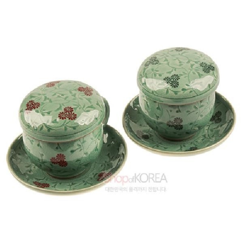 청자 재질의 녹청색 바탕에 상감 기법으로 표현된 국화와 백토 상감 구름 문양이 어우러진 2인 다기잔세트.