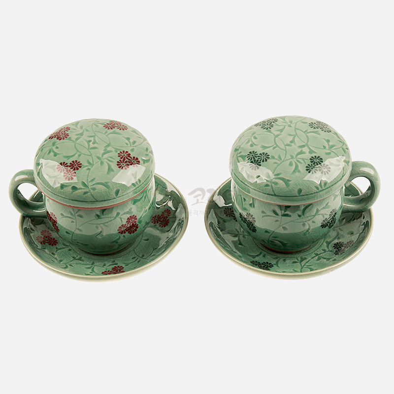 청자 재질에 국화와 넝쿨무늬를 상감 기법으로 장식한 연녹색 계열의 뚜껑잔과 받침으로 구성된 2인 다기잔세트.